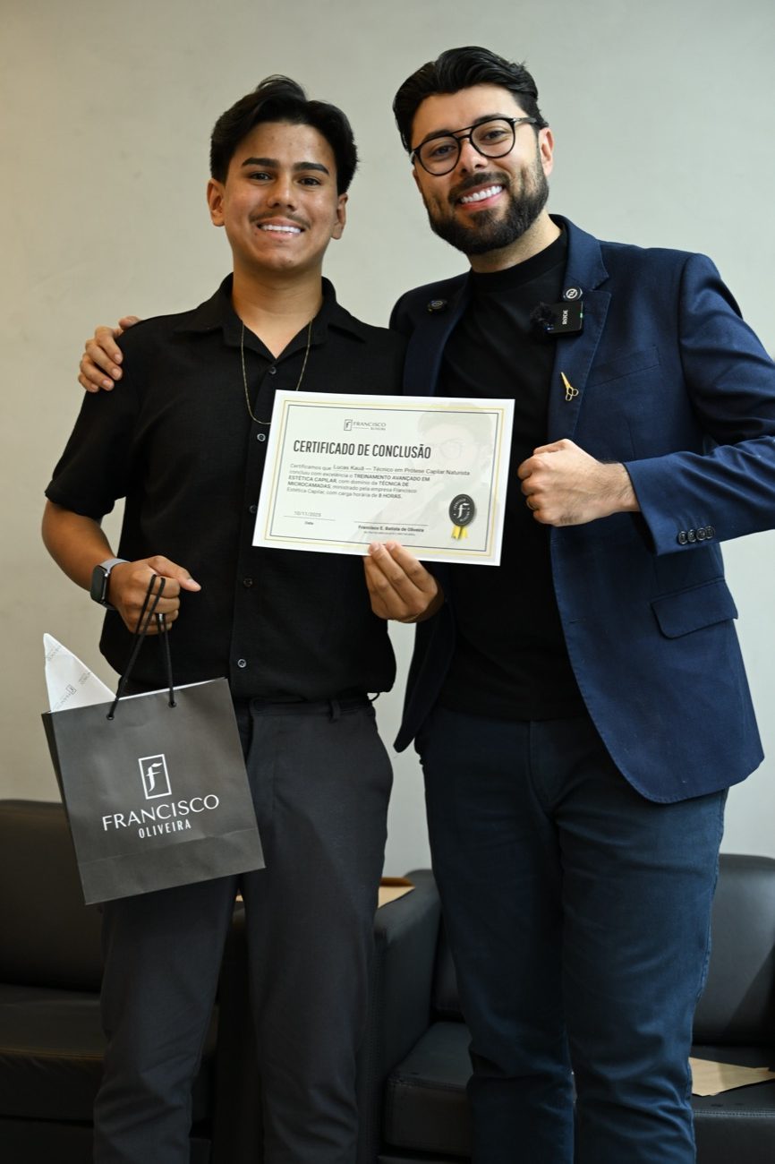 Aluno recebendo certificado com Francisco